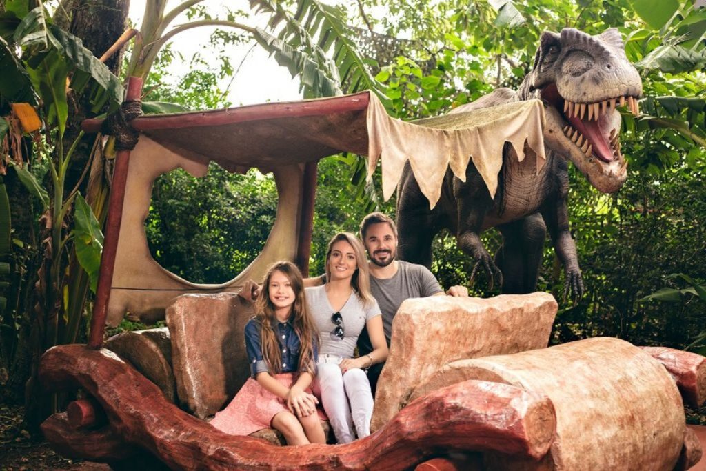 Roteiro de Viagem em Foz do Iguaçu: Vale dos Dinossauros, família no carro dos flinstons ao lado do Ceratossauro