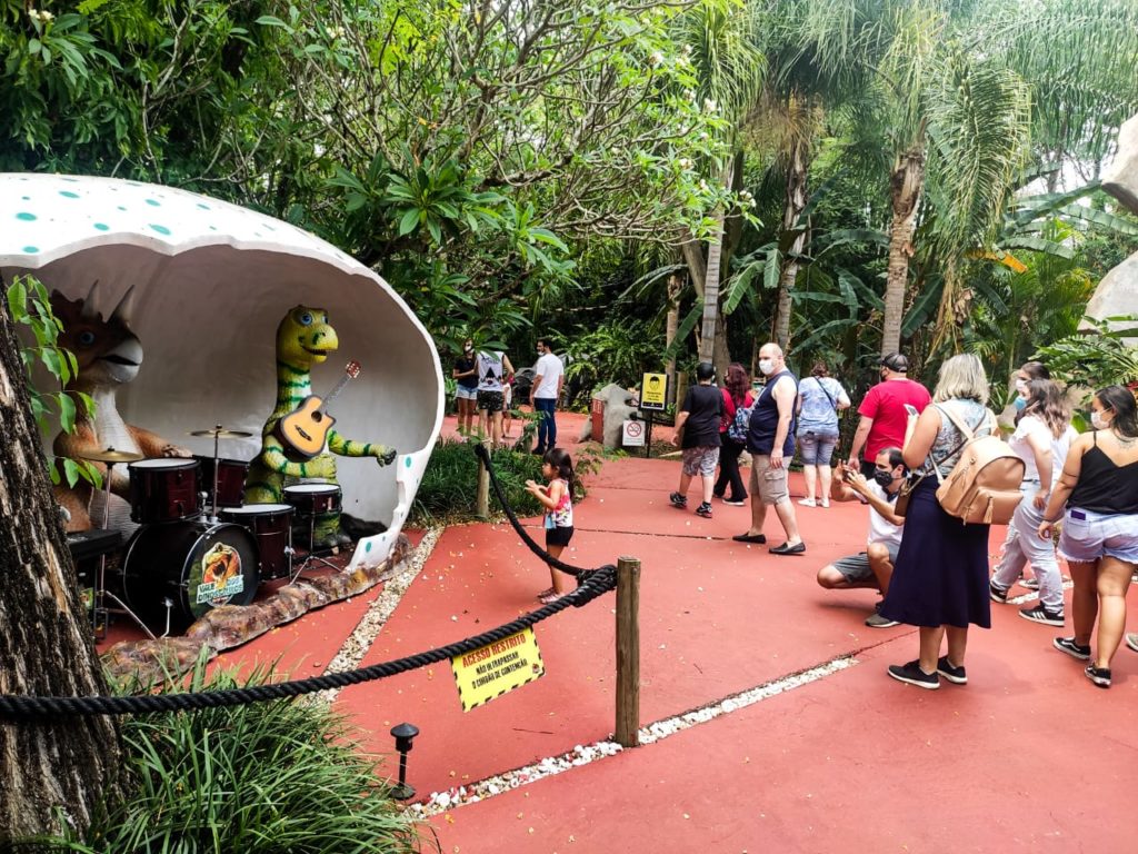 Turistas visitam o Vale dos Dinossauros em Foz do Iguaçu