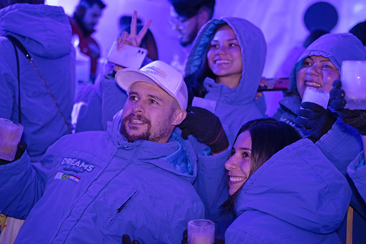 Grupo de jovens no Dreams Ice Bar em Foz do Iguaçu