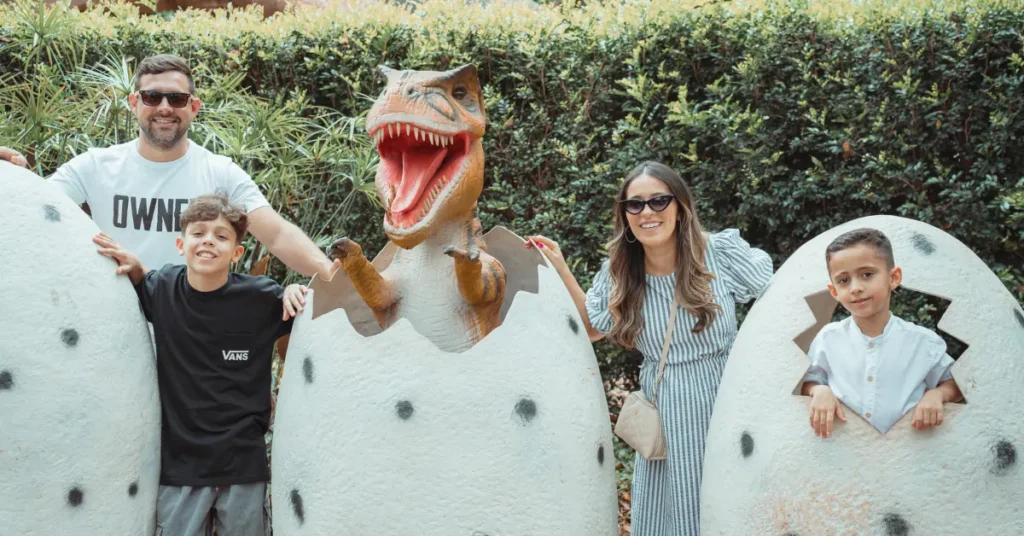 Família curtindo o Vale dos Dinossauros em Foz do Iguaçu