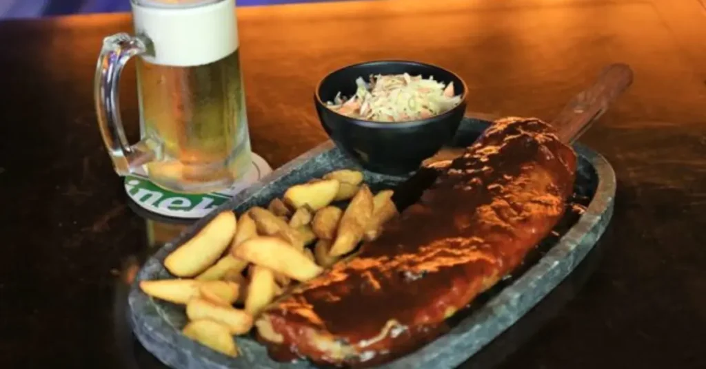 Capa do blog: restaurante em foz do iguaçu - imagem de uma carne assada com acompanhamentos e um chopp
