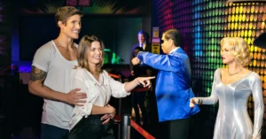 Capa do blog: dia dos namorados em foz do iguaçu - casal no museu de cera