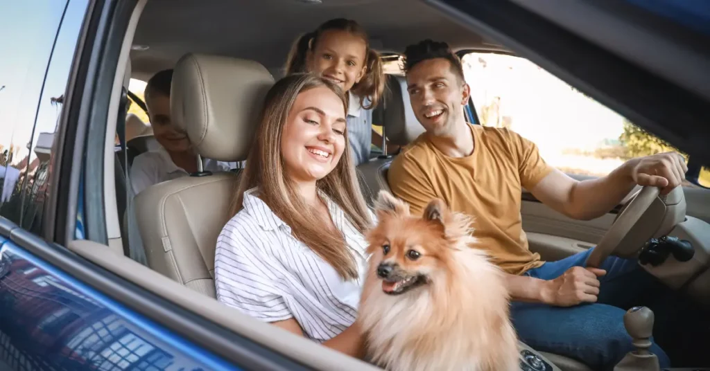 Capa do blog: como chegar em Foz do Iguaçu - imagem de uma família viajando de carro.