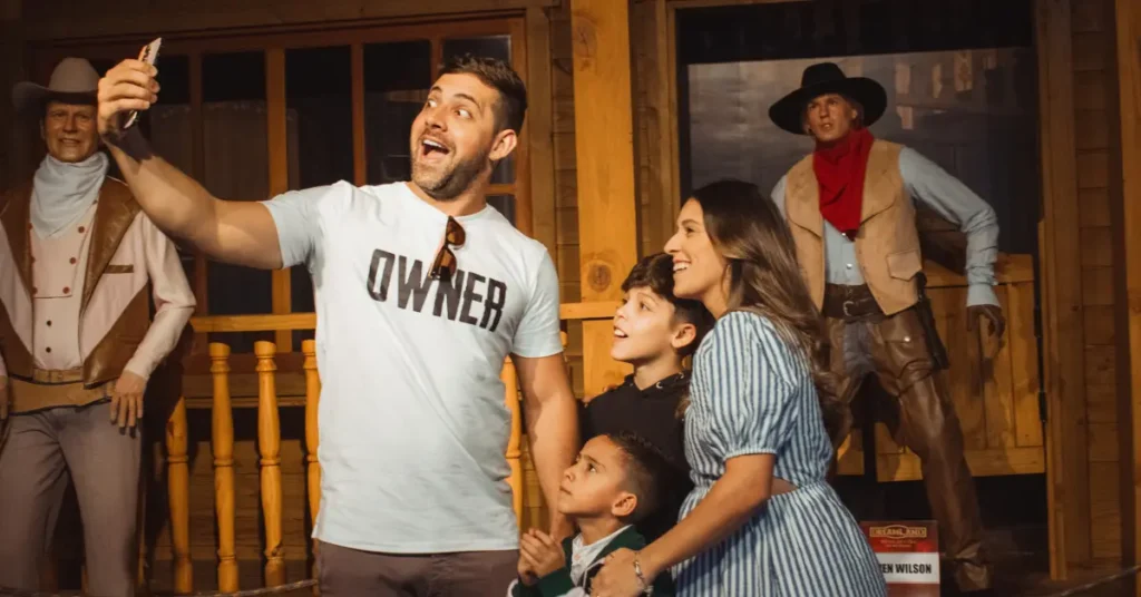capa do blog: o que fazer em foz do iguaçu em família - família no museu de cera