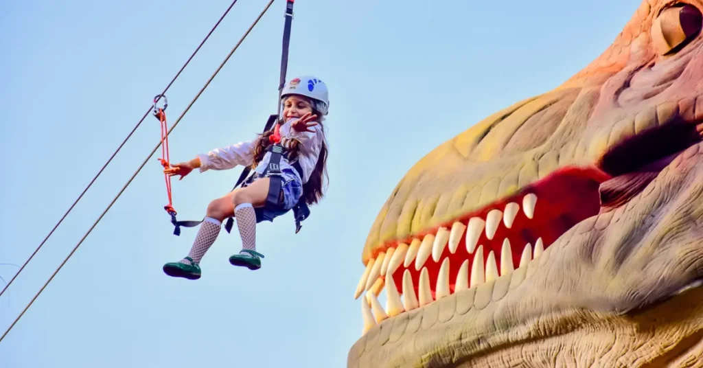 Capa do blog sonhos de criança - criança na tirolesa do Dino Adventure