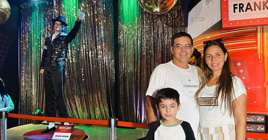 Capa do blog: dia internacional da musica - familia em frente a estatua do michael jackson no Museu de Cera