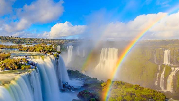 Cataratas do Iguaçu com arco-íris