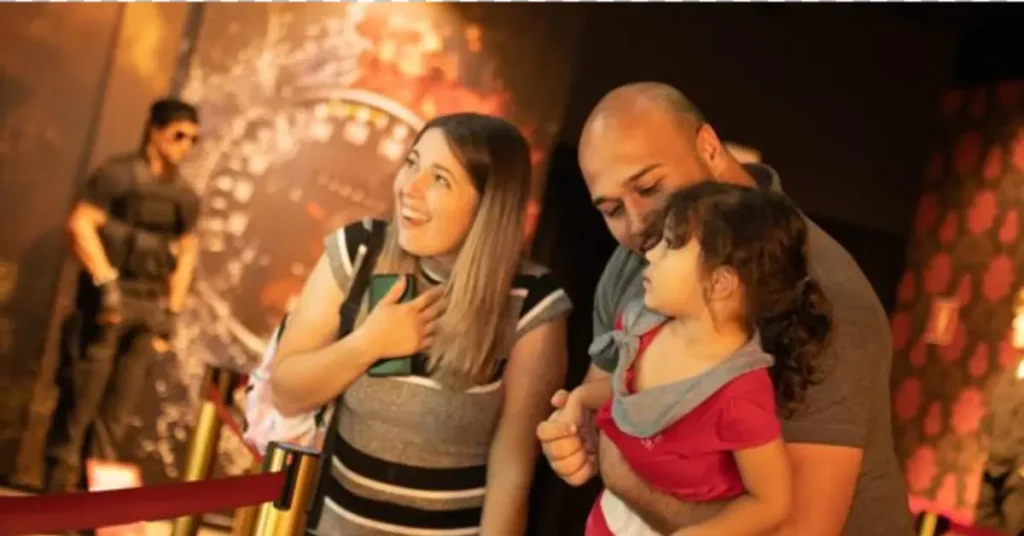 Capa do blog: Foz do Iguaçu em Maio - imagem de uma família no museu de cera