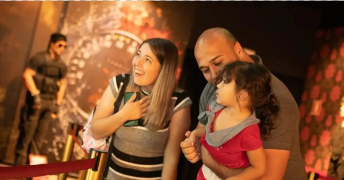 Capa do blog: Foz do Iguaçu em Maio - imagem de uma família no museu de cera