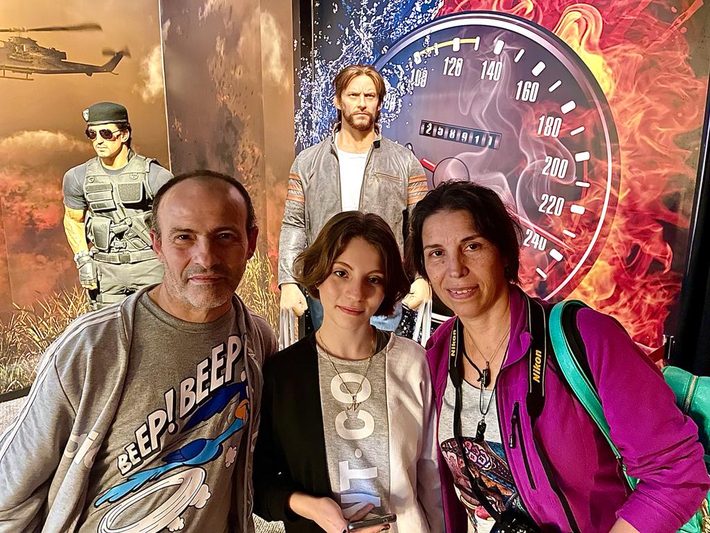 Família da Argentina registra encontro com o Wolverine do Museu de Cera em Foz do Iguaçu