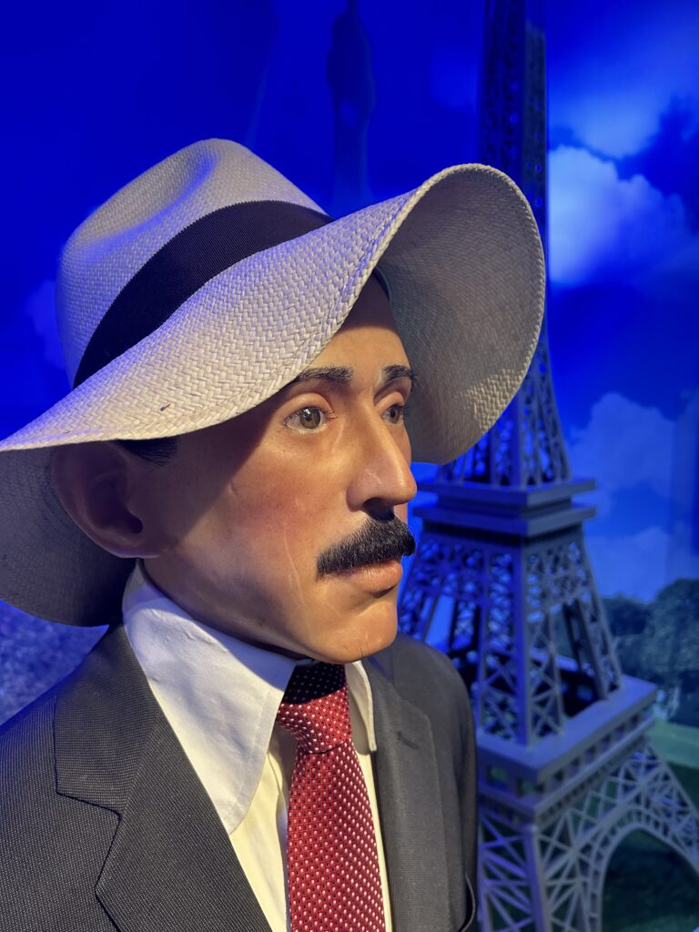 Estátua do inventor Santos Dumont na exposição Maravilhas do Mundo no Dreams Park Show