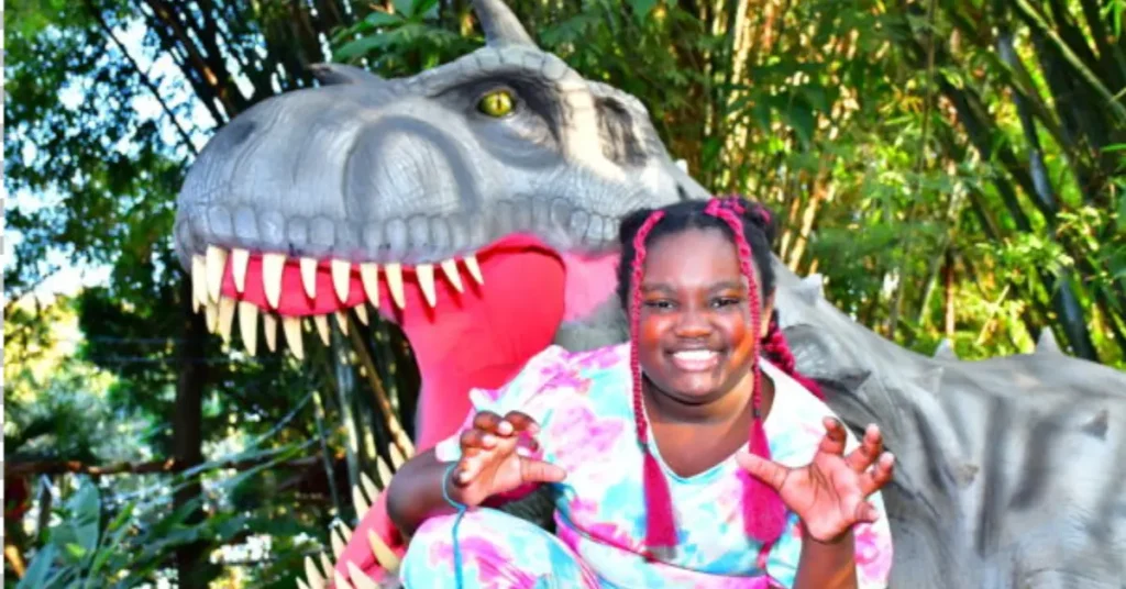 Capa da notícia: horário estendido do Dreams Park Show - imagem de uma criança no Vale dos Dinossauros