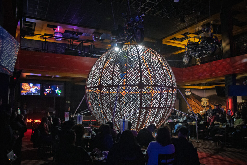 Momento do Magic Dinner Show, em Foz do Iguaçu. Espetáculo com Globo da Morte e rodízio de comida americana