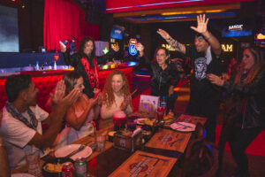 Público interagindo com artistas no Magic Dinner Show em Foz do Iguaçu