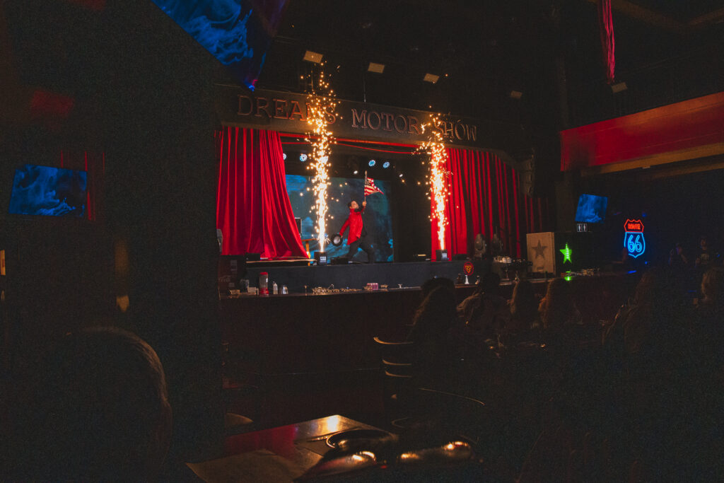 Mágico se apresentando no Magic Dinner Show em Foz do Iguaçu com truques de ilusionismo ao vivo