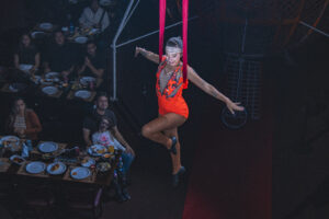 Artista no tecido acrobático durante apresentação no Magic Dinner Show em Foz do Iguaçu