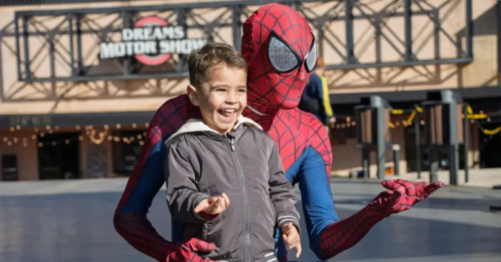 Capa da notícia: Feira de Turismo Catuaí Foz - personagem homem aranha com criança