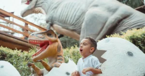 Capa do blog: Dia de Páscoa - Criança no Vale dos Dinossauros